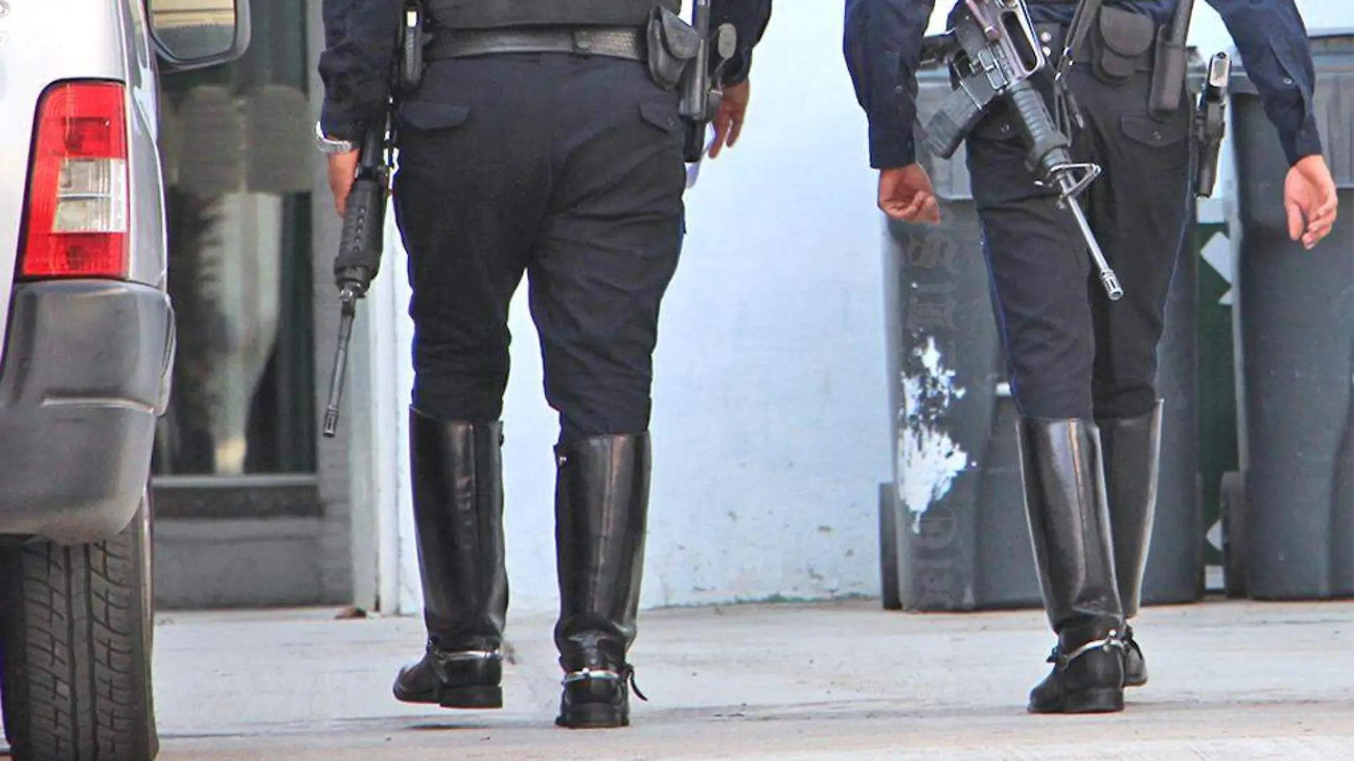 policias pistola